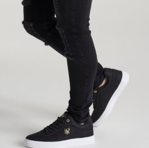 הרחוב מדבר בסטייל – הבחירה שלי ב־SikSilk sneakers